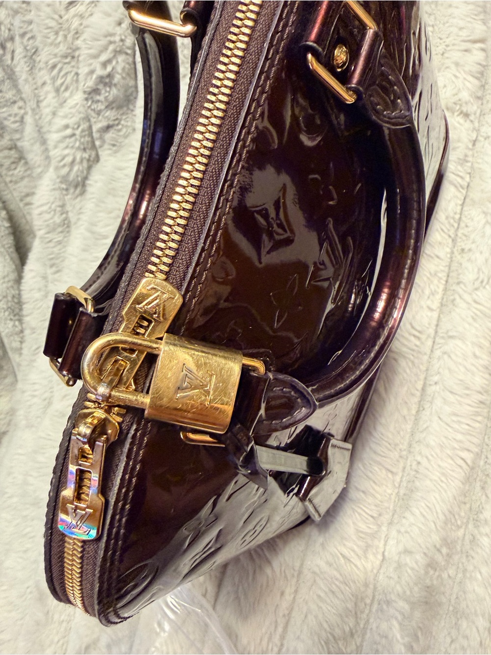 Louis Vuitton Vernis Alma PM Satchel in Rouge Fauviste Patent - Picture 3 of 10